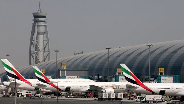 Самолеты авиакомпании Emirates в аэропорту Дубая Самолеты авиакомпании Emirates в аэропорту Дубая