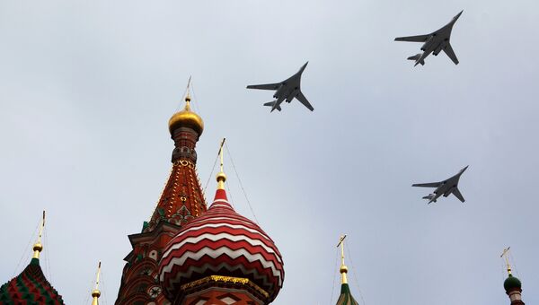 Стратегические бомбардировщики Ту-160 над Красной площадью во время репетиционного пролета в преддверии Парада Победы. Архивное фото Стратегические бомбардировщики Ту-160 над Красной площадью во время репетиционного пролета в преддверии Парада Победы. Архивное фото