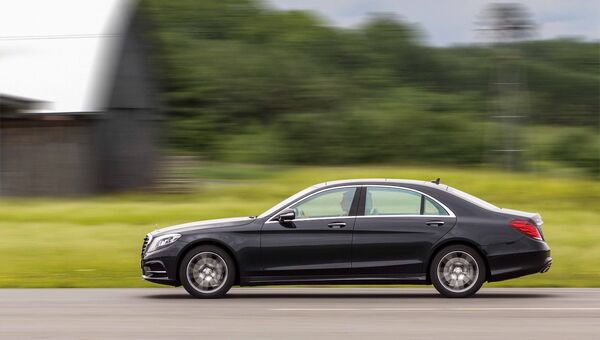 Автомобиль Mercedes-Benz S-класса. Архивное фото Автомобиль Mercedes-Benz S-класса. Архивное фото