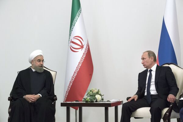 Президент России Владимир Путин и президент Исламской Республики Иран Хасан Рухани во время встречи в Центре Гейдара Алиева в Баку. 8 августа 2016 Президент России Владимир Путин и президент Исламской Республики Иран Хасан Рухани во время встречи в Центре Гейдара Алиева в Баку. 8 августа 2016