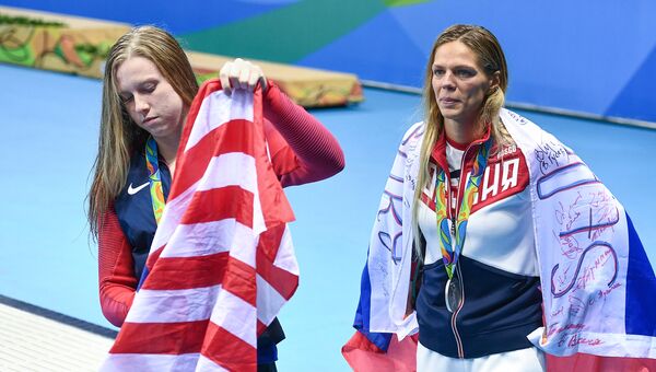 Призеры соревнований по плаванию на дистанции 100 м брассом Юлия Ефимова (Россия) и Лилли Кинг (США) Призеры соревнований по плаванию на дистанции 100 м брассом Юлия Ефимова (Россия) и Лилли Кинг (США)
