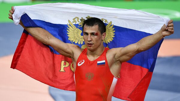 Роман Власов, завоевавший золотую медаль в соревнованиях по греко-римской борьбе в весовой категории до 75 кг на XXXI летних Олимпийских играх