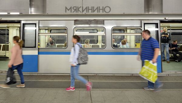 Пассажиры на станции Московского метрополитена Мякинино Пассажиры на станции Московского метрополитена Мякинино