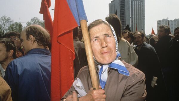 Участница митинга у тюрьмы Матросская тишина, где содержатся члены ГКЧП. 1992 год Участница митинга у тюрьмы Матросская тишина, где содержатся члены ГКЧП. 1992 год
