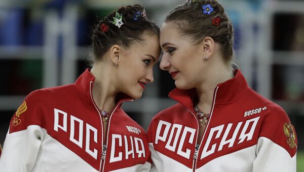 Спортсменки сборной России, завоевавшие золотые медали в групповых соревнованиях по художественной гимнастике на XXXI летних Олимпийских играх. Архивное фото Спортсменки сборной России, завоевавшие золотые медали в групповых соревнованиях по художественной гимнастике на XXXI летних Олимпийских играх. Архивное фото
