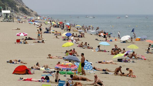 Люди на одном из пляжей Нарбонны, Франция Люди на одном из пляжей Нарбонны, Франция