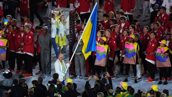 Знаменосец сборной Украины, победитель Олимпийских игр 2000 года в стендовой стрельбе Николай Мильчев во время парада атлетов и членов национальных делегаций на церемонии открытия XXXI летних Олимпийских игр в Рио-де-Жанейро Знаменосец сборной Украины, победитель Олимпийских игр 2000 года в стендовой стрельбе Николай Мильчев во время парада атлетов и членов национальных делегаций на церемонии открытия XXXI летних Олимпийских игр в Рио-де-Жанейро