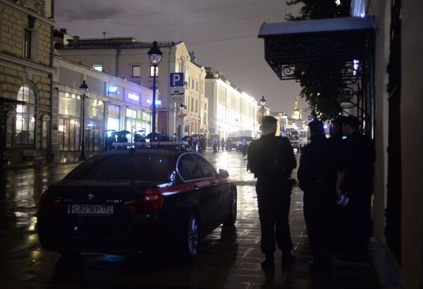 Мужчина угрожает устроить взрыв в отделении банка в центре Москвы Мужчина угрожает устроить взрыв в отделении банка в центре Москвы