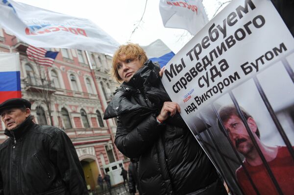 Супруга Виктора Бута на пикете у консульства США в Санкт-Петербурге. 2011 год Супруга Виктора Бута на пикете у консульства США в Санкт-Петербурге. 2011 год