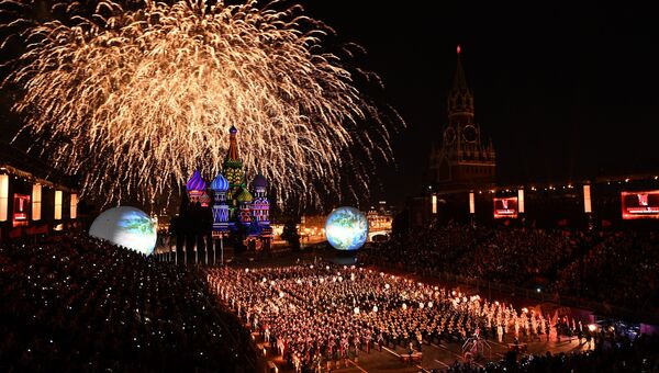 Салют на церемонии открытия Международного военно-музыкального фестиваля Спасская башня - 2016. Архив Салют на церемонии открытия Международного военно-музыкального фестиваля Спасская башня - 2016. Архив