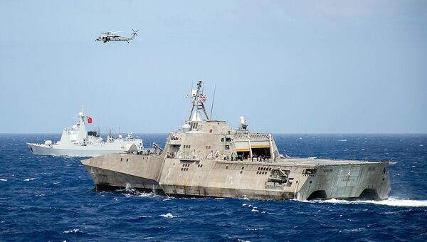 Корабль ВМС США LCS Coronado во время учений стран Азиатско-Тихоокеанского региона в Тихом океане. Июль 2016 Корабль ВМС США LCS Coronado во время учений стран Азиатско-Тихоокеанского региона в Тихом океане. Июль 2016