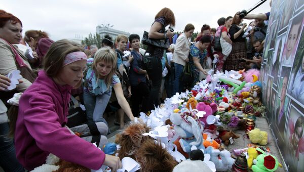 Участники памятного мероприятия Они не услышат последний звонок в Донецке Участники памятного мероприятия Они не услышат последний звонок в Донецке