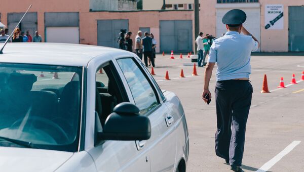 Сотрудник ГИБДД УМВД России по Ивановской области после демонстрации сдачи практического экзамена по вождению с новым Административным регламентом Сотрудник ГИБДД УМВД России по Ивановской области после демонстрации сдачи практического экзамена по вождению с новым Административным регламентом