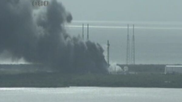 Густой дым поднимался над платформой SpaceX после взрыва ракеты Falcon 9 Густой дым поднимался над платформой SpaceX после взрыва ракеты Falcon 9