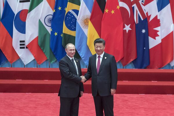 Президент РФ Владимир Путин и председатель КНР Си Цзиньпин на церемонии официальной встречи глав делегаций государств-участников Группы двадцати G20, приглашенных государств и международных организаций в Ханчжоу Президент РФ Владимир Путин и председатель КНР Си Цзиньпин на церемонии официальной встречи глав делегаций государств-участников Группы двадцати G20, приглашенных государств и международных организаций в Ханчжоу