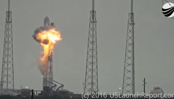 Взрыв ракеты Falcon 9 на стартовой площадке SpaceX на космодроме на мысе Канаверал, США Взрыв ракеты Falcon 9 на стартовой площадке SpaceX на космодроме на мысе Канаверал, США