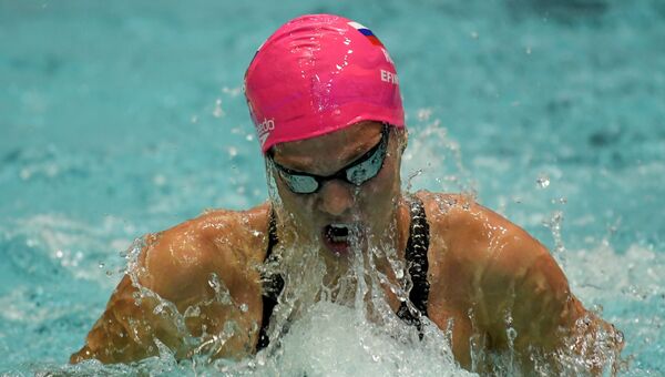Юлия Ефимова (Россия) на дистанции 50 метров брассом на этапе Кубка мира FINA по плаванию в Москве Юлия Ефимова (Россия) на дистанции 50 метров брассом на этапе Кубка мира FINA по плаванию в Москве