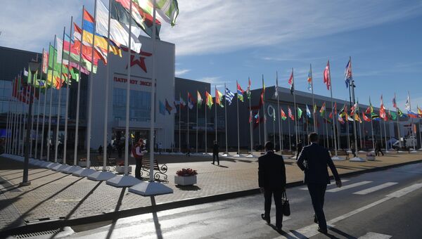 Посетители на открытии Международного военно-технического форума АРМИЯ-2016 Посетители на открытии Международного военно-технического форума АРМИЯ-2016