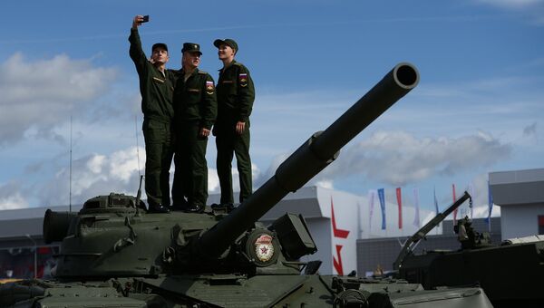 Военнослужащие фотографируются на фоне образцов военной техники в открытой экспозиции на Международном военно-техническом форуме АРМИЯ-2016 Военнослужащие фотографируются на фоне образцов военной техники в открытой экспозиции на Международном военно-техническом форуме АРМИЯ-2016