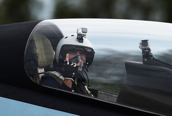 Пилот в кабине многоцелевого истребителя Су-30СМ пилотажной группы Соколы России, принимающего участие в авиационном шоу на аэродроме в Кубинке на Международном военно-техническом форуме АРМИЯ-2016 Пилот в кабине многоцелевого истребителя Су-30СМ пилотажной группы Соколы России, принимающего участие в авиационном шоу на аэродроме в Кубинке на Международном военно-техническом форуме АРМИЯ-2016