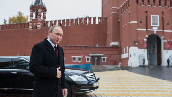 Президент России Владимир Путин перед началом церемонии возложения цветов к памятнику Кузьме Минину и Дмитрию Пожарскому на Красной площади Президент России Владимир Путин перед началом церемонии возложения цветов к памятнику Кузьме Минину и Дмитрию Пожарскому на Красной площади