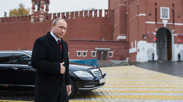 Президент России Владимир Путин перед началом церемонии возложения цветов к памятнику Кузьме Минину и Дмитрию Пожарскому на Красной площади Президент России Владимир Путин перед началом церемонии возложения цветов к памятнику Кузьме Минину и Дмитрию Пожарскому на Красной площади