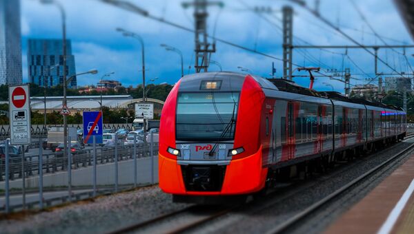 Электропоезд у транспортно-пересадочного узла Лужники Московского центрального кольца. Архивное фото Электропоезд у транспортно-пересадочного узла Лужники Московского центрального кольца. Архивное фото