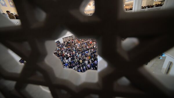 Мусульмане в день праздника жертвоприношения Курбан-Байрам в Московской Соборной мечети. 12 сентября 2016 Мусульмане в день праздника жертвоприношения Курбан-Байрам в Московской Соборной мечети. 12 сентября 2016