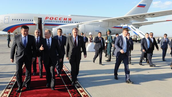 Владимир Путин во время церемонии встречи в аэропорту Бишкека. 16 сентября 2016 Владимир Путин во время церемонии встречи в аэропорту Бишкека. 16 сентября 2016