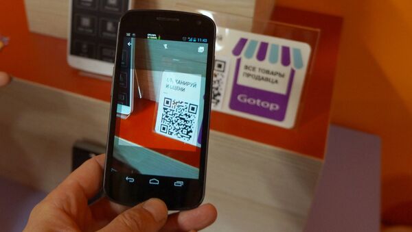 Сканирование QR-кода товара в шоуруме Aliexpress. Архивное фото Сканирование QR-кода товара в шоуруме Aliexpress. Архивное фото
