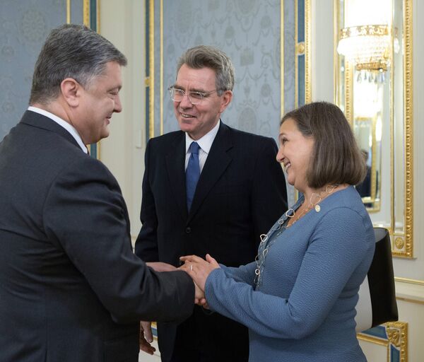 Президент Украины Петр Порошенко, посол США в Украине Джеффри Пайетт, помощник Государственного секретаря США по вопросам Европы и Евразии Виктория Нуланд в Киеве Президент Украины Петр Порошенко, посол США в Украине Джеффри Пайетт, помощник Государственного секретаря США по вопросам Европы и Евразии Виктория Нуланд в Киеве