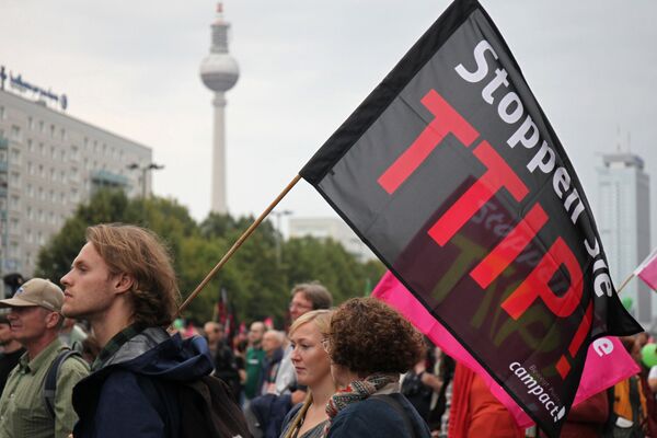 Акция протеста против соглашения о трансатлантической торговле (TTIP) в Берлине Акция протеста против соглашения о трансатлантической торговле (TTIP) в Берлине