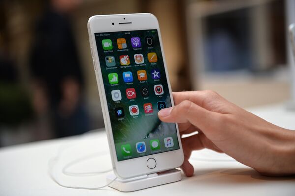 Новые смартфоны iPhone 7 и iPhone 7 Plus представлены для продажи в торговом центре ГУМ Новые смартфоны iPhone 7 и iPhone 7 Plus представлены для продажи в торговом центре ГУМ