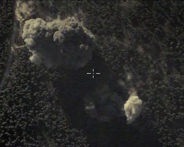 Самолеты российских Воздушно-космических сил нанесли точечный авиационный удар по скоплению военной техники Исламского государства в районе населенного пункта Идлиб в Сирии. Максимально возможное качество Самолеты российских Воздушно-космических сил нанесли точечный авиационный удар по скоплению военной техники Исламского государства в районе населенного пункта Идлиб в Сирии. Максимально возможное качество