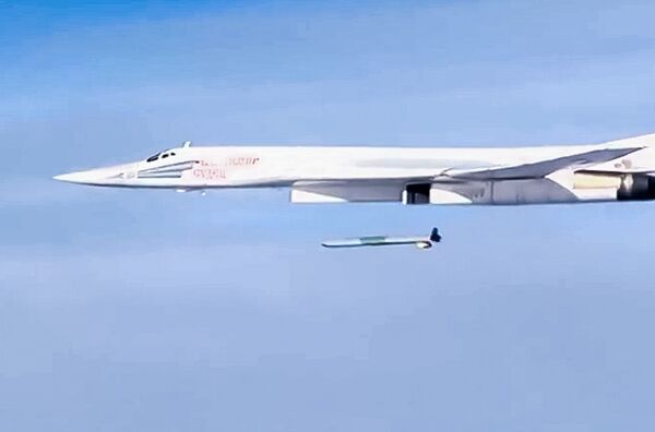Запуск крылатой ракеты X-555 со стратегического бомбардировщика-ракетоносца Ту-160 Военно-космических сил России по объектам инфраструктуры ИГ в Сирии Запуск крылатой ракеты X-555 со стратегического бомбардировщика-ракетоносца Ту-160 Военно-космических сил России по объектам инфраструктуры ИГ в Сирии