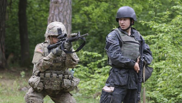 Американский и украинский военные во время учений во Львовской области Американский и украинский военные во время учений во Львовской области