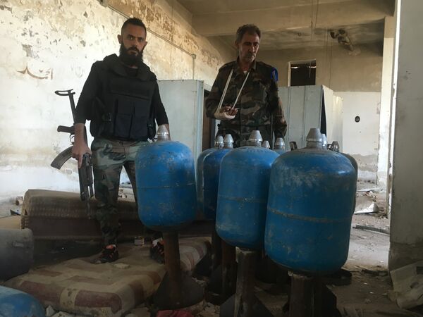 Самодельная ракетная установка и снаряды из газовых баллонов в лагере палестинских беженцев Хандарат на северо-востоке Алеппо Самодельная ракетная установка и снаряды из газовых баллонов в лагере палестинских беженцев Хандарат на северо-востоке Алеппо