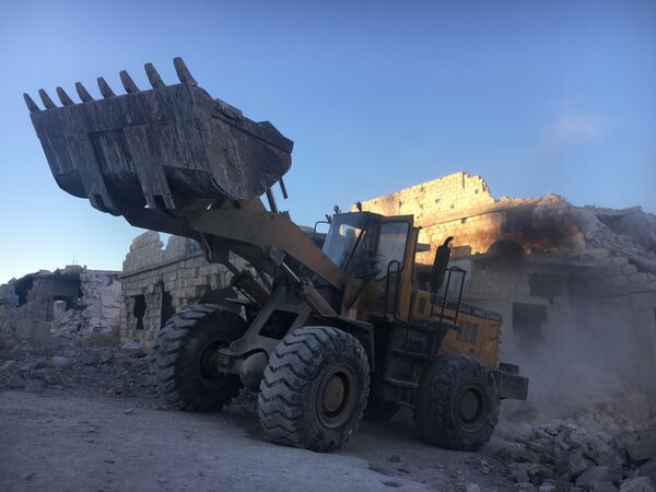 Бульдозер сирийской армии расчищает улицы от завалов в лагере палестинских беженцев Хандарат на северо-востоке Алеппо Бульдозер сирийской армии расчищает улицы от завалов в лагере палестинских беженцев Хандарат на северо-востоке Алеппо