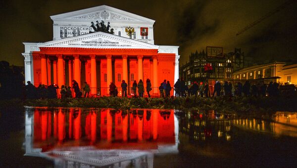Зрители у здания Большого театра в Москве. Архивное фото Зрители у здания Большого театра в Москве. Архивное фото