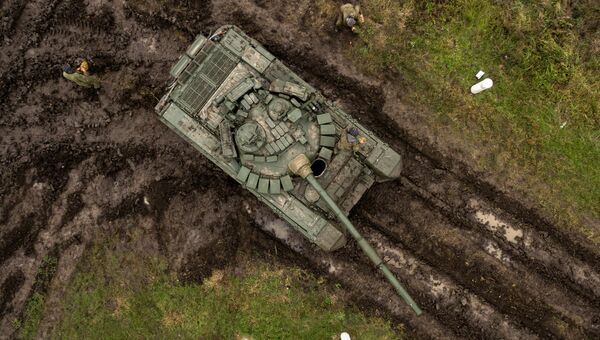 Танки Т-72Б3 и военнослужащие во время полевых занятий танковых подразделений мотострелкового соединения Южного военного округа Танки Т-72Б3 и военнослужащие во время полевых занятий танковых подразделений мотострелкового соединения Южного военного округа