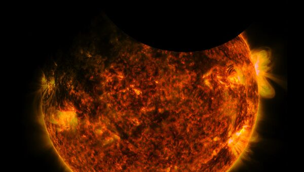 Двойное затмение солнца на снимке Обсерватории солнечной динамики NASA Двойное затмение солнца на снимке Обсерватории солнечной динамики NASA