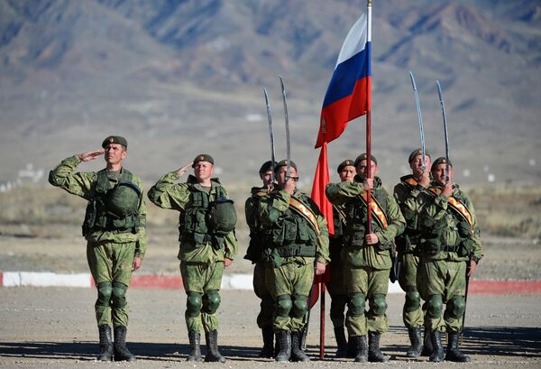 Военнослужащие российской армии во время тактических учений Рубеж-2016 на базе войсковой части в городе Балыкчы в Киргизии Военнослужащие российской армии во время тактических учений Рубеж-2016 на базе войсковой части в городе Балыкчы в Киргизии