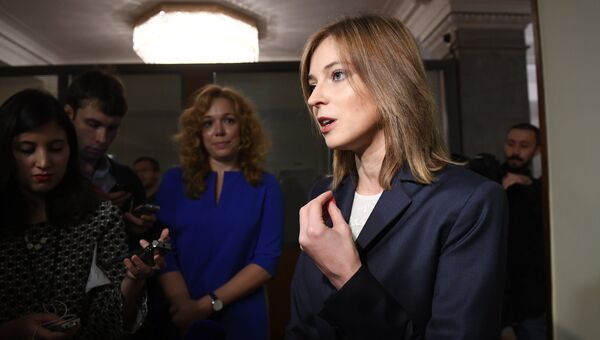 Депутат Государственной Думы РФ Наталья Поклонская перед началом первого заседания Государственной Думы РФ нового созыва. 4 октября 2016 года Депутат Государственной Думы РФ Наталья Поклонская перед началом первого заседания Государственной Думы РФ нового созыва. 4 октября 2016 года