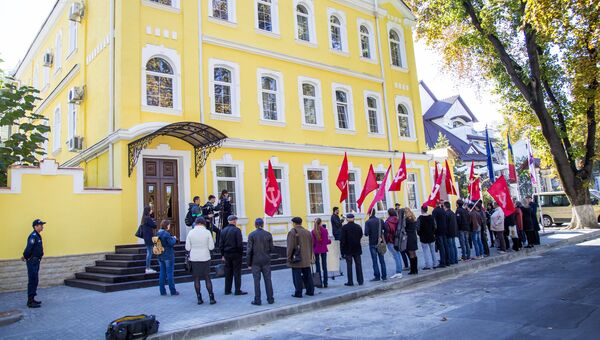 Представители Партии коммунистов Республики Молдовы (ПКРМ) в пикете против предстоящих президентских выборов и за отставку главы Конституционного суда Александра Тэнасе в Кишиневе Представители Партии коммунистов Республики Молдовы (ПКРМ) в пикете против предстоящих президентских выборов и за отставку главы Конституционного суда Александра Тэнасе в Кишиневе