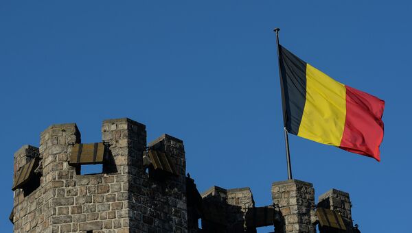 Флаг Бельгии на башне замка во Фландрии. Архивное фото Флаг Бельгии на башне замка во Фландрии. Архивное фото