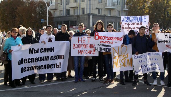 Участники митинга в Луганске против иностранной вооруженной миссии на Донбассе Участники митинга в Луганске против иностранной вооруженной миссии на Донбассе