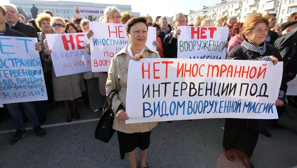 Участники митинга в Луганске против иностранной вооруженной миссии на Донбассе Участники митинга в Луганске против иностранной вооруженной миссии на Донбассе
