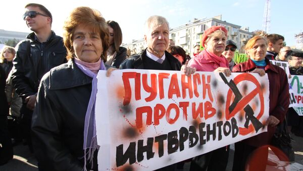 Участники митинга в Луганске против иностранной вооруженной миссии на Донбассе Участники митинга в Луганске против иностранной вооруженной миссии на Донбассе