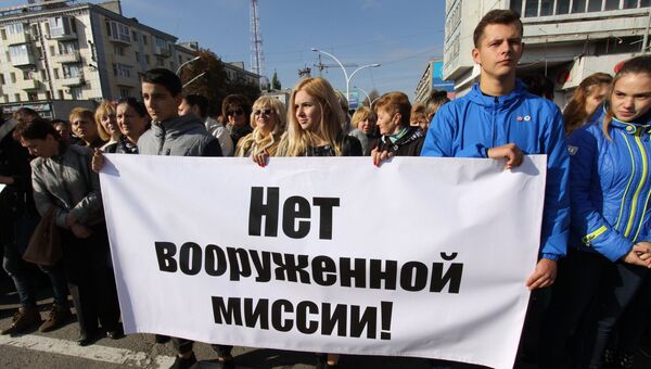 Участники митинга в Луганске против иностранной вооруженной миссии на Донбассе Участники митинга в Луганске против иностранной вооруженной миссии на Донбассе