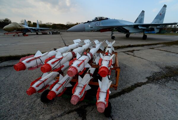 Истребитель Су-35С во время летно-тактических учений истребительного полка на военном аэродроме Центральная Угловая в Приморском крае Истребитель Су-35С во время летно-тактических учений истребительного полка на военном аэродроме Центральная Угловая в Приморском крае